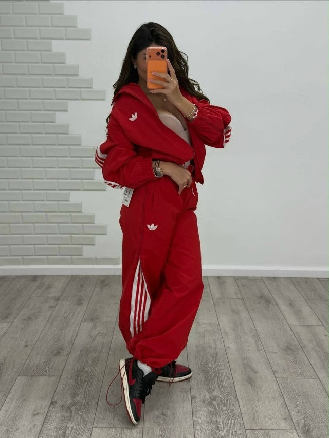 Спортивный женский костюм красный