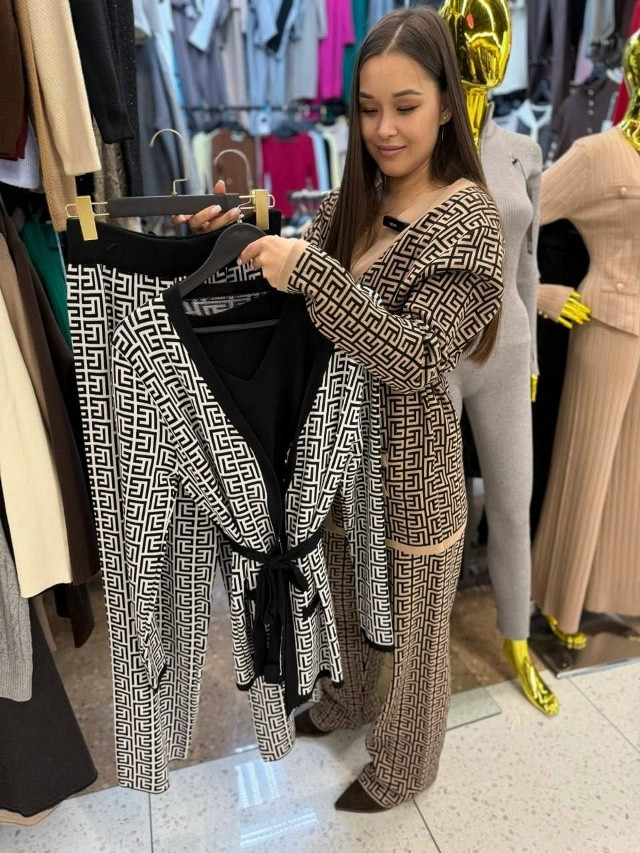 Спортивный женский костюм черный