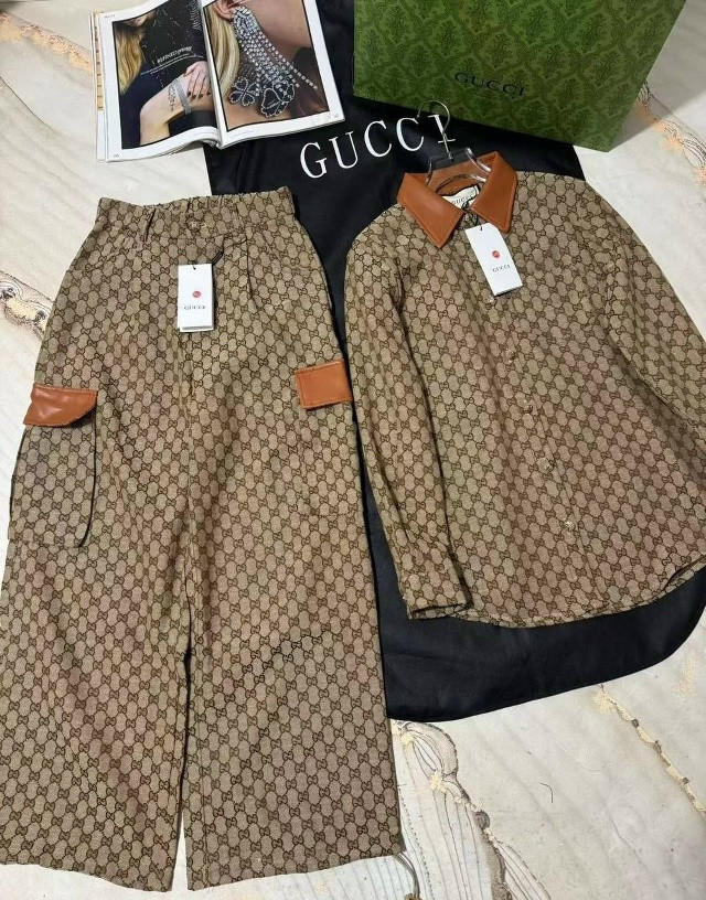 Спортивный женский костюм коричневый