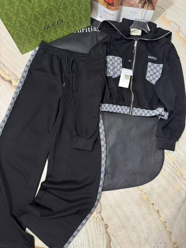 Спортивный женский костюм черный