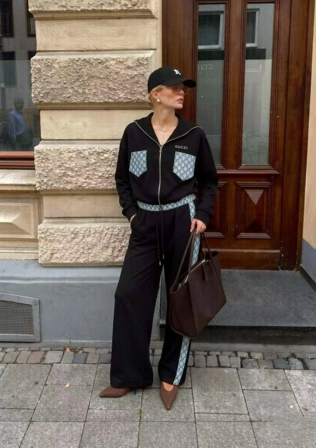 Спортивный женский костюм черный