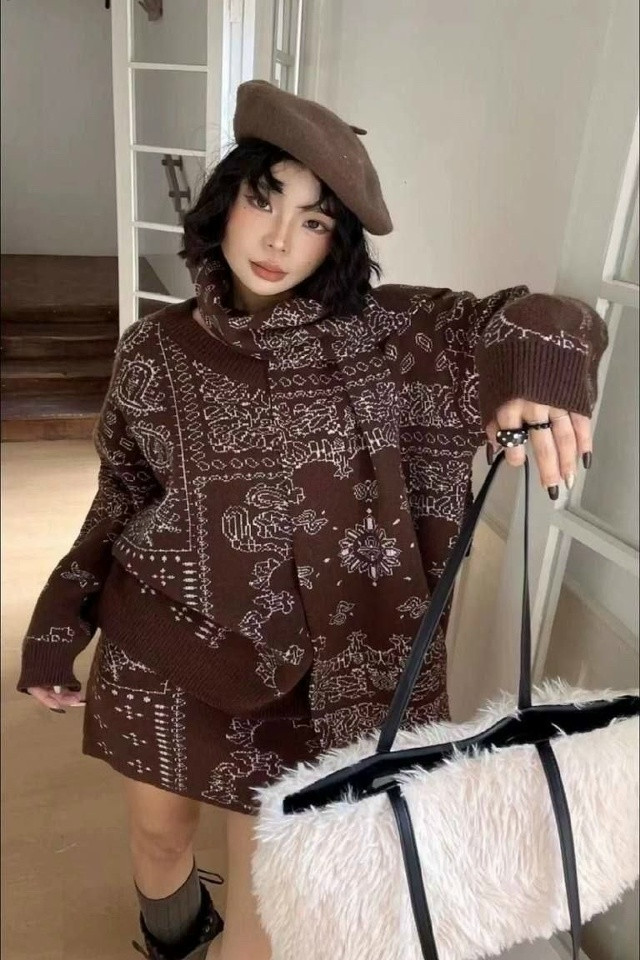 Костюм с шарфом
