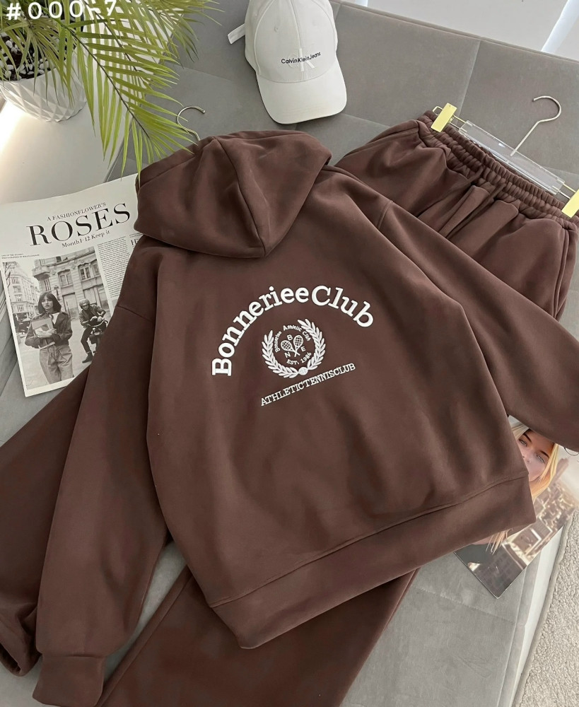 Спортивный женский костюм коричневый